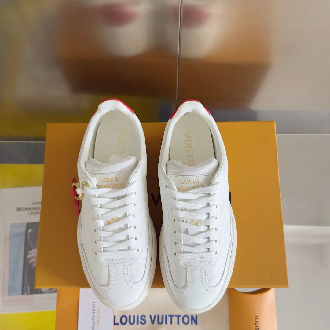 👟👟Ex-factory price 740👟👟 Top version LV Louis Vuitton L House Donkey Brand Stadium Series Casual Sports Shoes White Shoes Dexun Shoes Original purchase, development and production LV Stadium sports shoes are soft cow leather partially embossed with Monogram patterns, reproducing the retro design trend. Monogram canvas trim and toe perforations bring together exquisite details, the tongue is decorated with LV letter label, and the outsole depicts the Louis Vuitton logo. Exquisitely packaged at the delivery counter🛍📦 ▪️ Fabric: Original imported first-layer cowhide ▪️ Lining: Original imported soft sheepskin lining ▪️ Sole: Original open-molded non-slip rubber outsole ▪️ Bottom thickness: 3CM ▪️ Size: Women's 35-41